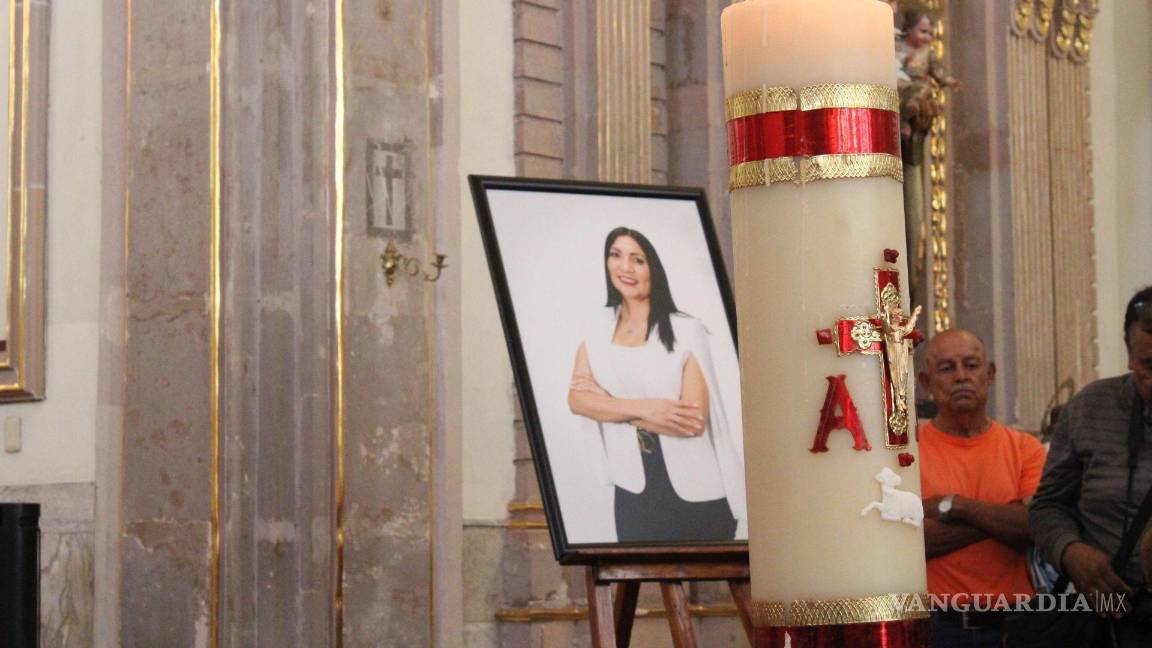 $!Familiares y amigos dieron el último adiós en una misa de cuerpo presente de la candidata Gisela Gaytán, quien fue asesinada a balazos durante un mitin el pasado lunes. La morenista fue despedida por los presentes en la Catedral de Celaya.