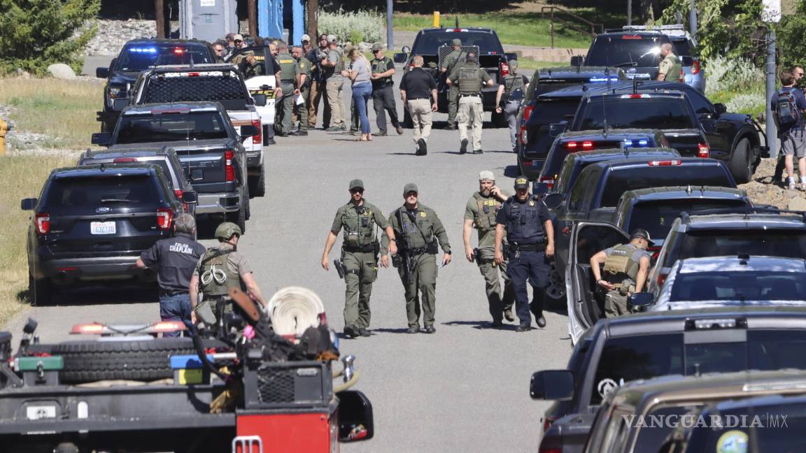 $!Agentes del orden público y personal de emergencias en Cherry Hill Park, cerca de la calle 15, tras los informes de un ataque con tiroteo y emboscada.