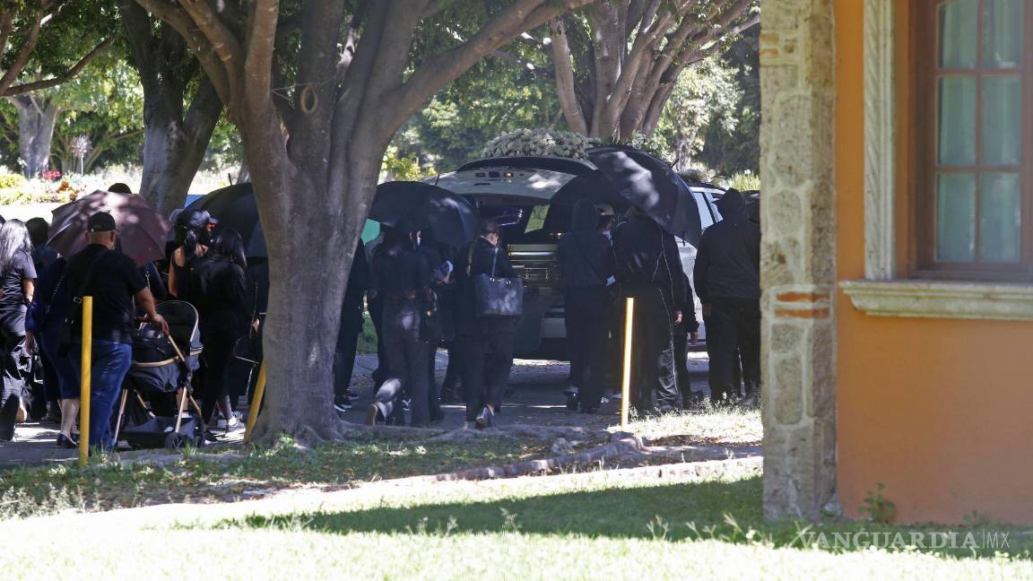 $!Tras la llegada de los vehículos al panteón, empezaron a tocar música de banda. Decenas de personas, en su mayoría vestidas de negro, acompañaron el féretro hasta el lugar donde fue enterrado.