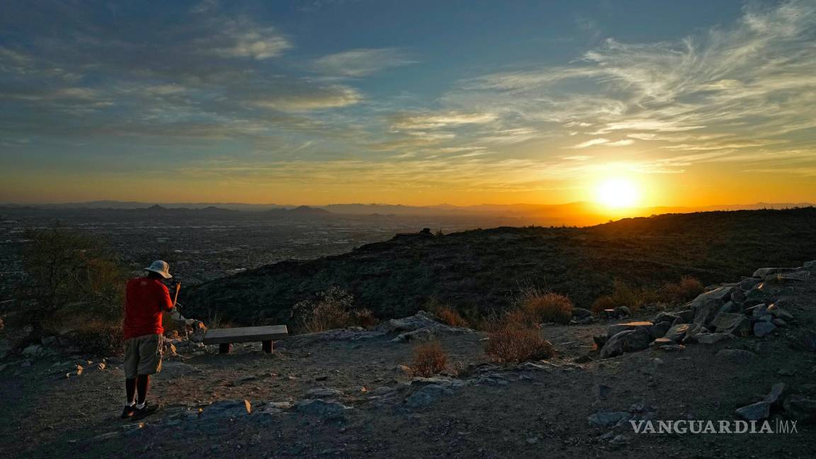 $!Un excursionista en el valle de South Mountain, Phoenix. Phoenix cerca de romper su propio récord de días consecutivos de máximas de al menos 110 grados.