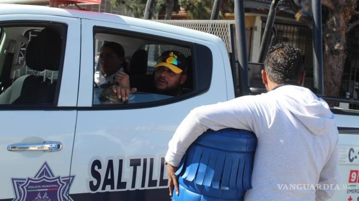 $!Luis Alejandro de la Peña fue sometido por más de diez policías preventivos en una intervención que causó indignación entre los vecinos.