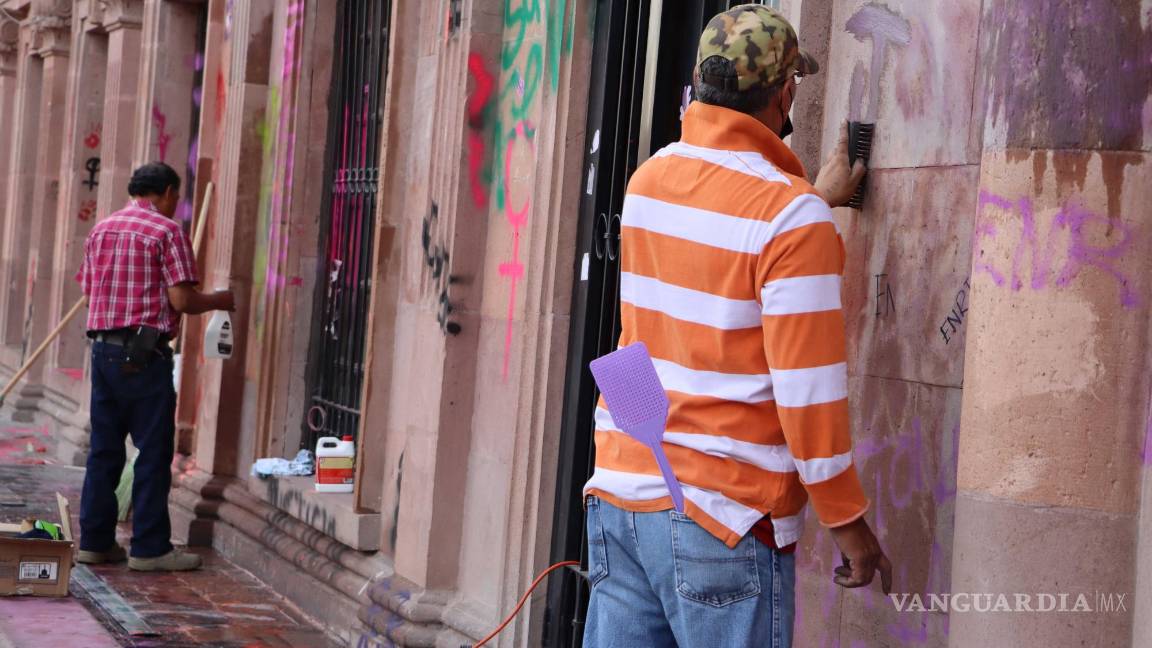 $!Las pintas en el suelo calizo de la plaza Tlaxcala fueron talladas para diluirlas.