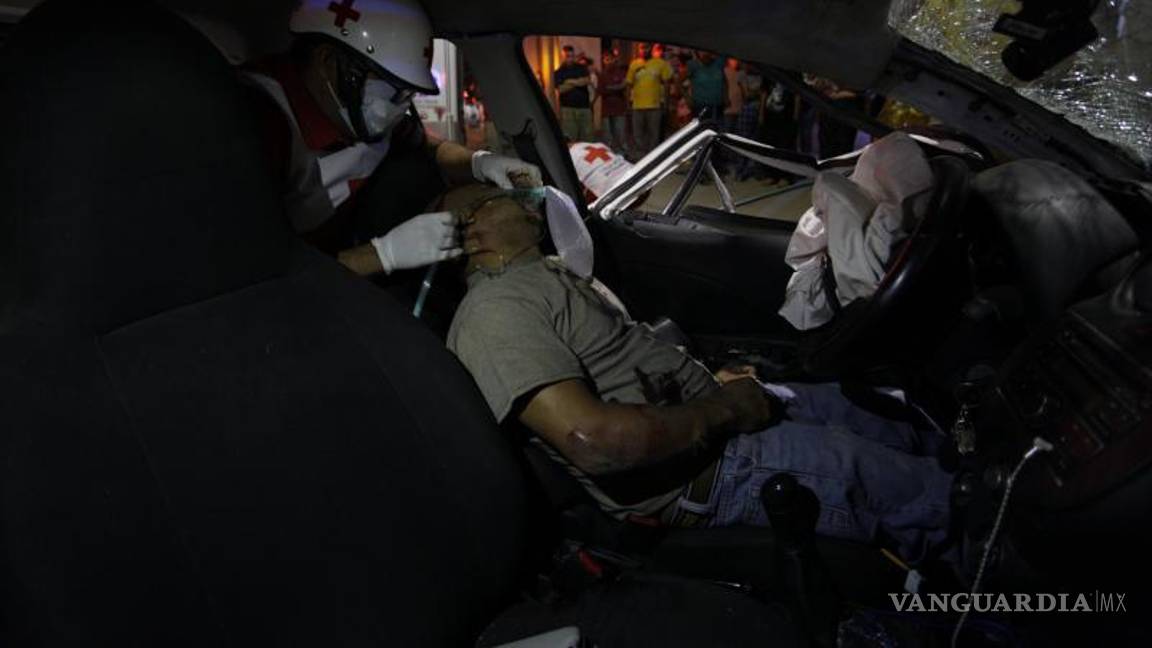 $!Paramédicos de la Cruz Roja utilizaron las “quijadas de la vida” para extraer al conductor, quien quedó prensado al interior del vehículo.