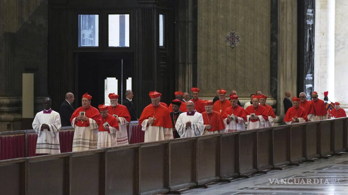 $!Cardenales en procesión llegan tras el cuerpo del papa Francisco, que será velado tres días en la basílica de San Pedro, en el Vaticano.