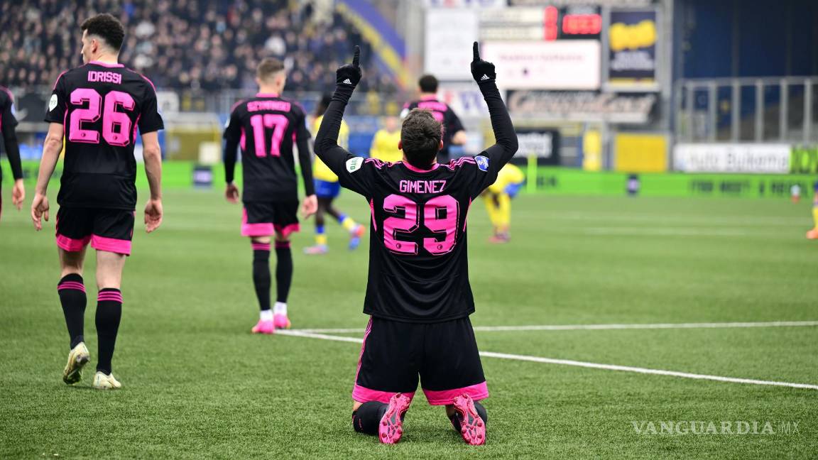 $!Santiago Giménez celebra su gol 11 en la Eredivisie; 19 en lo que va de la campaña 2022-23 en Europa.