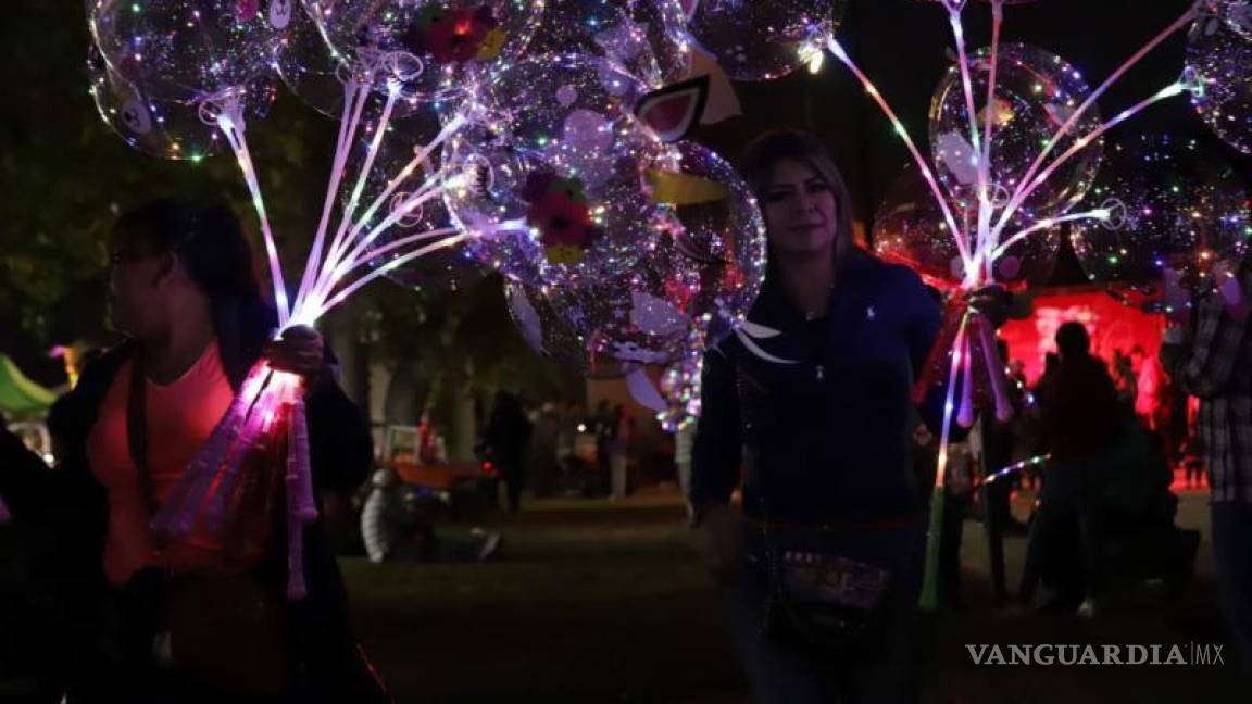 $!En la plaza se formó un contingente que pudo disfrutar de antojitos, dulces y entre otros comestibles.