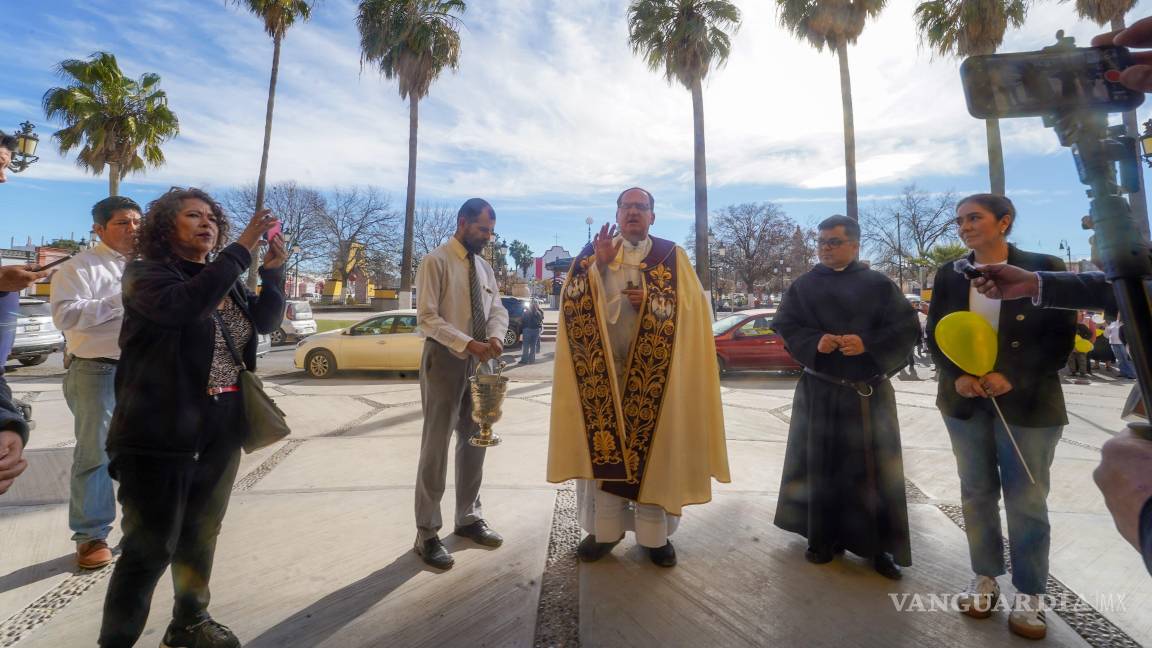 $!El obispo Hilario González García en la Presidencia Municipal de Ramos Arizpe.