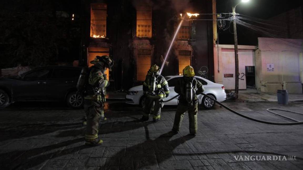 $!Bomberos controlaron el fuego.