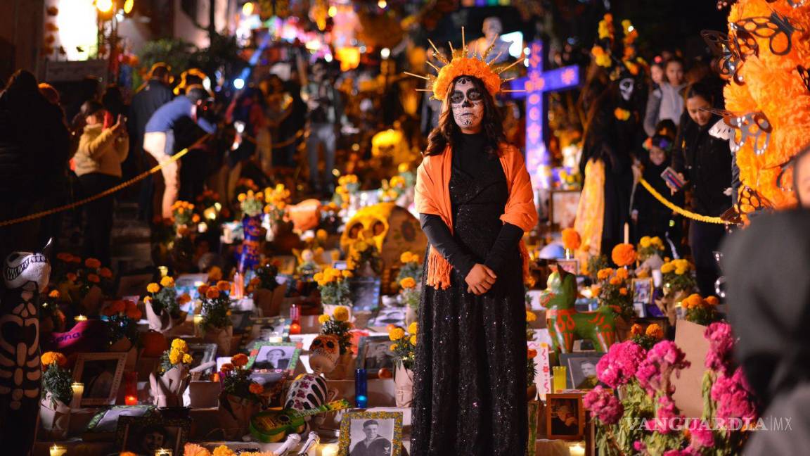 $!Inauguran tradicional y colorido altar monumental en el barrio de Santa Anita