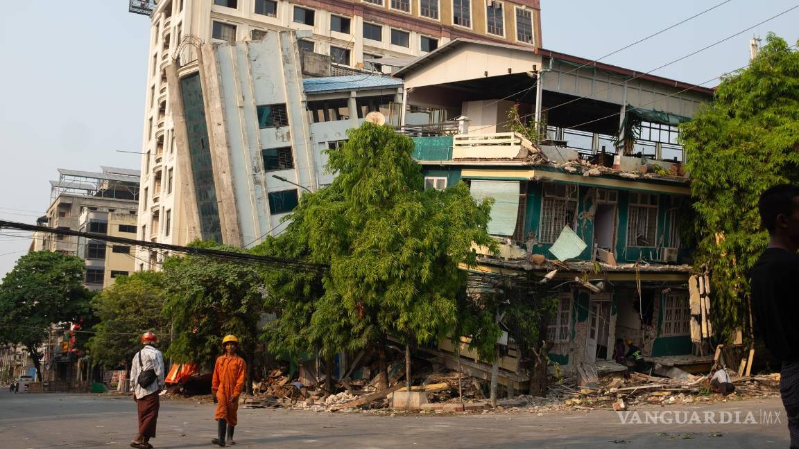 $!Más de 1,000 personas murieron y miles resultaron heridas después de que un terremoto de magnitud 7.7, según el gobierno de Myanmar.