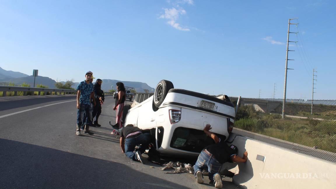 Jóvenes vuelcan en la carretera Saltillo-Zacatecas