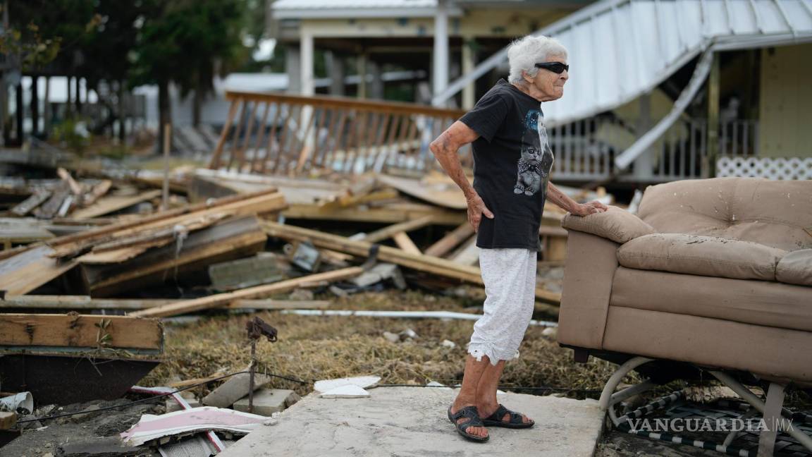 $!Tina Brotherton, de 88 años, observa los restos de su negocio, Tina’s Dockside Inn, que quedó completamente destruido por el huracán Idalia en Horseshoe Beach.