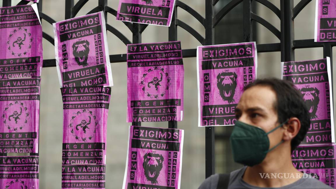 $!Un persona se manifiesta para exigir vacunas contra la viruela símica afuera de la Secretaria de Salud en Ciudad de México (México).