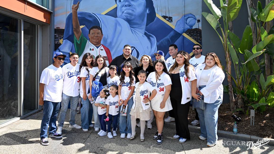 Los Dodgers honran la memoria de Fernando Valenzuela con mural y ceremonia en el Dodger Stadium