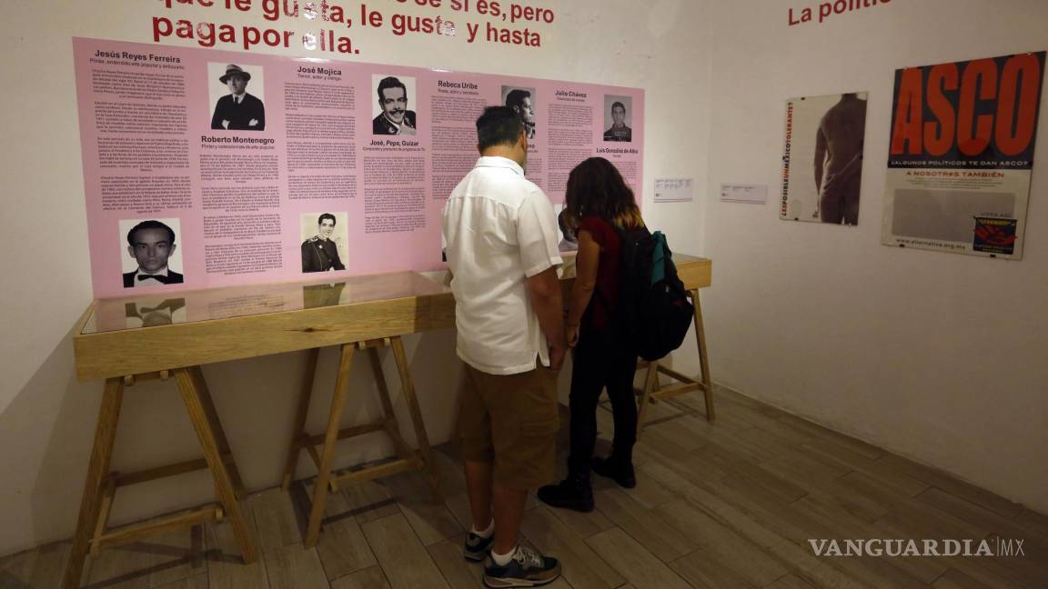 $!Personas observan piezas exhibidas en el Museo de la Memoria LGBTQ+ en Guadalajara (México).