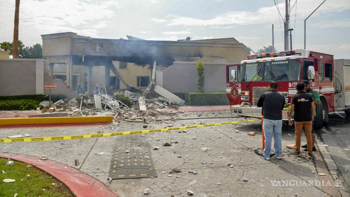 $!Escena de destrucción después de una serie de explosiones en el fraccionamiento Jardines de Versalles, que dejaron una persona gravemente herida.