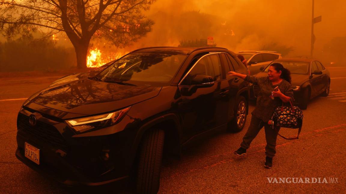 $!Una mujer rompe en llanto ante el avance de un incendio en el vecindario de Pacific Palisades, el martes 7 de enero de 2025, en Los Ángeles.