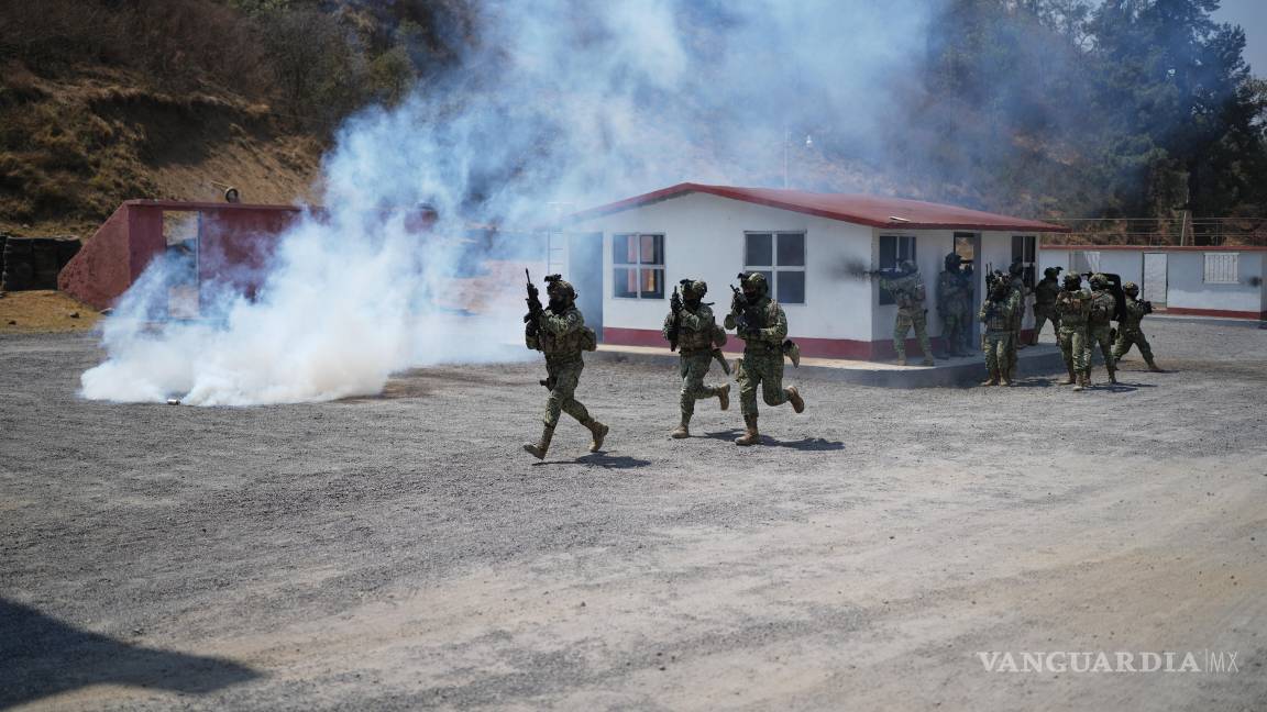 $!Una unidad de fuerzas especiales del Ejército mexicano participa en un simulacro antiterrorista en un centro de entrenamiento en Temamatla, Estado de México.