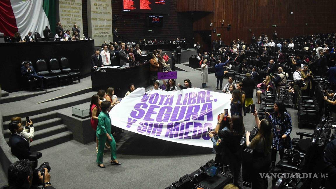 $!CIUDAD DE MÉXICO, 25MARZO2025.- Diputadas de Movimiento Ciudadano, muestran una manta con la frase vota libre, segura y sin miedo, durante la sesión ordinaria de la Cámara de Diputados en la que se somete a discusión el dictamen de la Sección Instructora para el desafuero de Cuauhtémoc Blanco, diputado de Morena, por el presunto delito de violencia sexual. FOTO: MARIO JASSO/CUARTOSCURO.COM