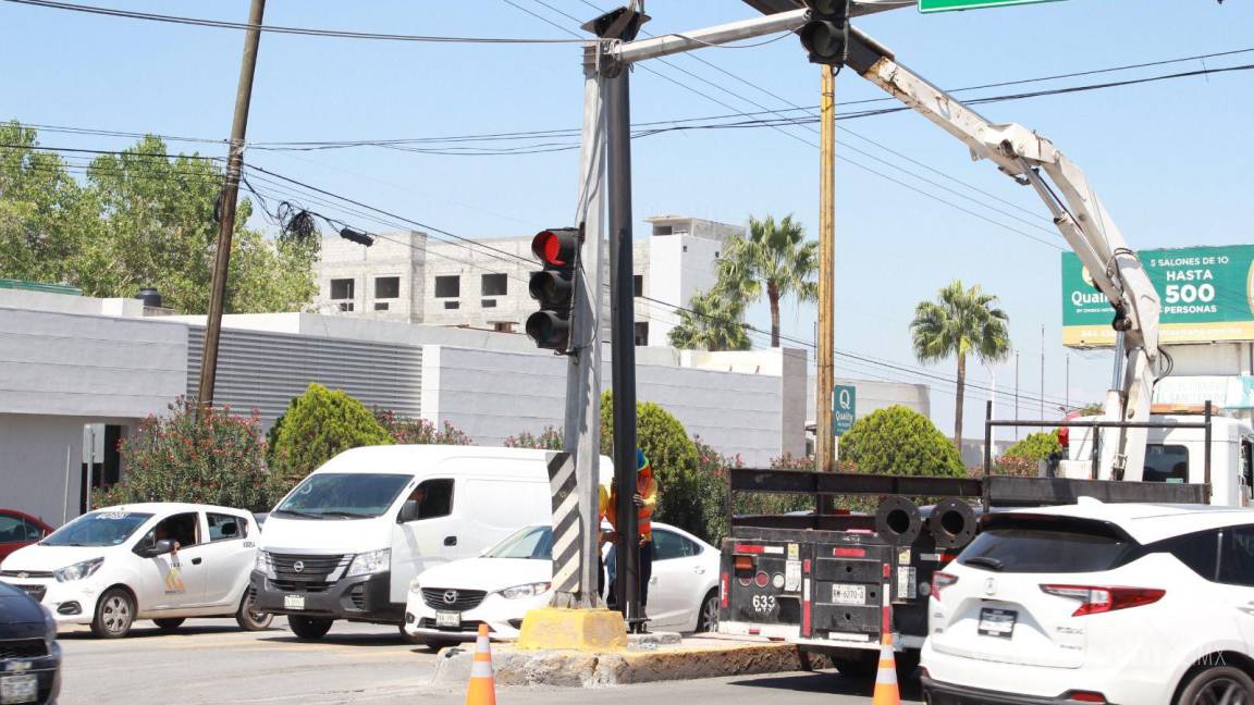 Inicia colocación de semáforos inteligentes en bulevar V. Carranza, en Saltillo