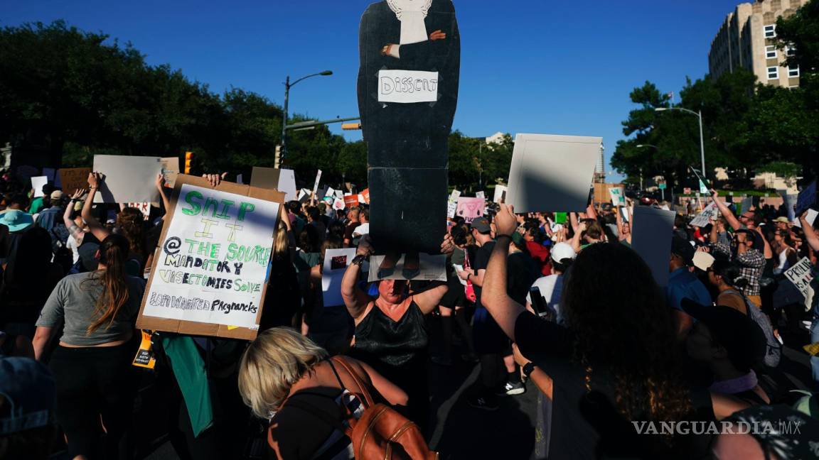 $!Los manifestantes protestan cerca del capitolio estatal luego de la decisión de la Corte Suprema de revocar Roe v. Wade en Austin, Texas.