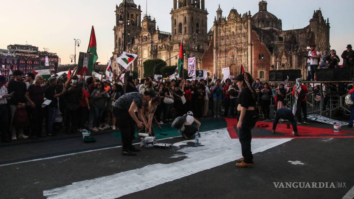 $!Manifestantes pintan la bandera de Palestina en el Zócalo de CDMX