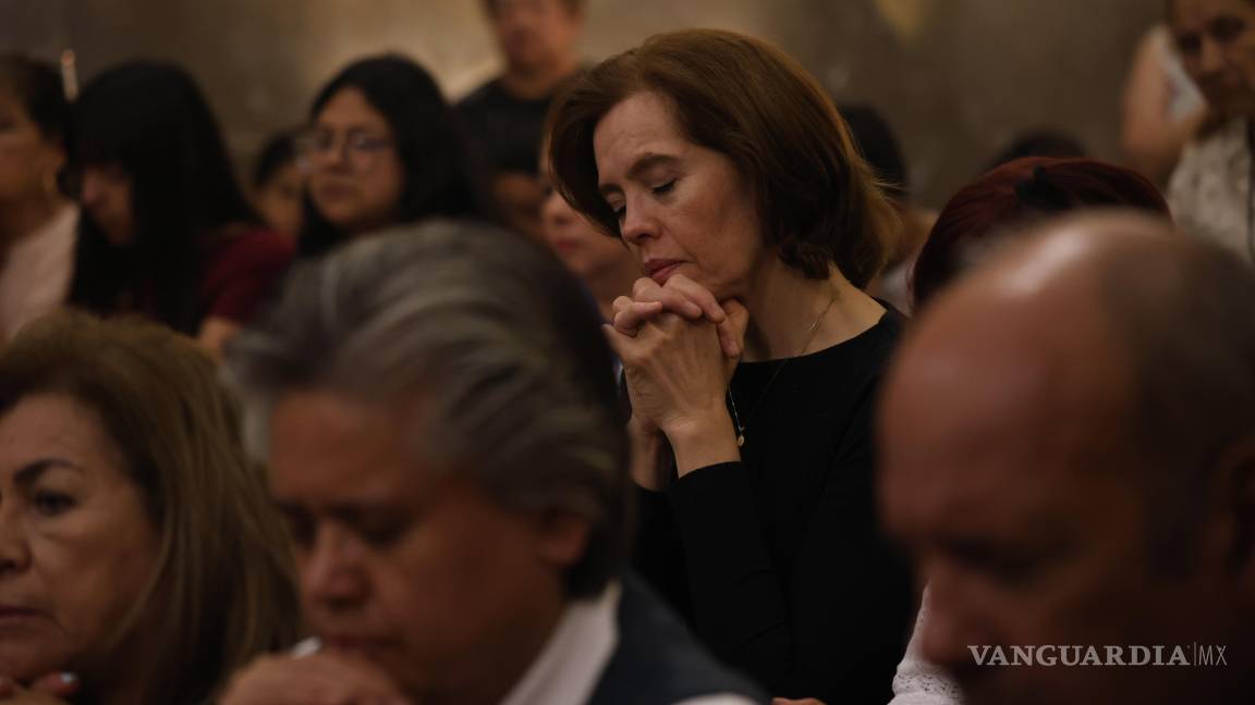 $!El padre Rogelio Peralta Gómez, sacerdote maronita radicado en Saltillo, resume el legado de Francisco con tres palabras: sonrisa, misericordia y cercanía. Sus gestos, dice, conmovieron especialmente a los jóvenes y a los más vulnerables.