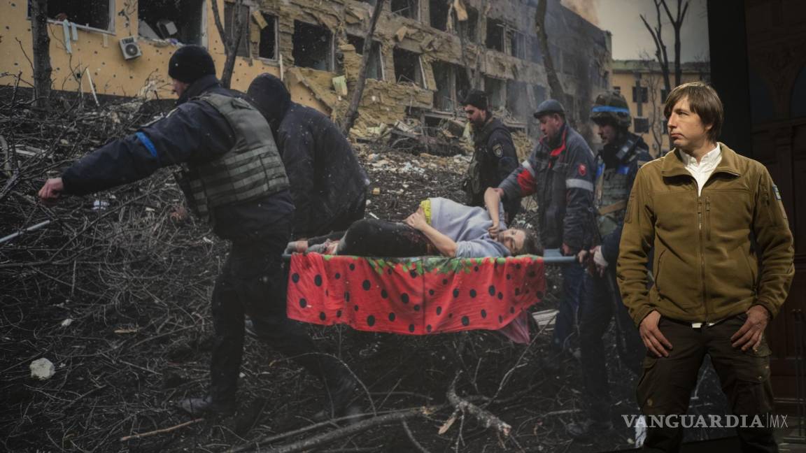 $!El ganador del premio World Press Photo of the Year, el fotógrafo de Associated Press Evgeniy Maloletka, frente a su imagen en Ámsterdam, Países Bajos.