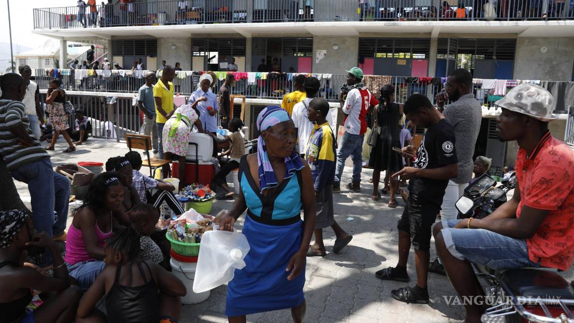 $!Gente desplazada por los combates entre la policía y las bandas se refugian en una escuela pública convertida en albergue, en Puerto Príncipe.