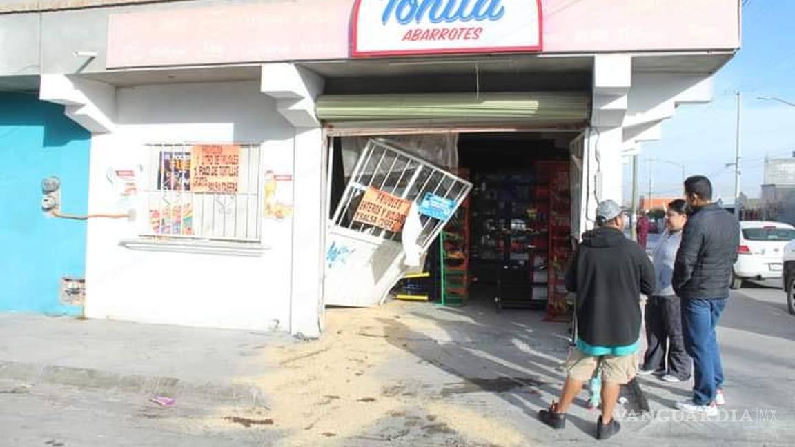 Madre pierde el control de su vehículo y choca contra ‘tiendita’ en Saltillo