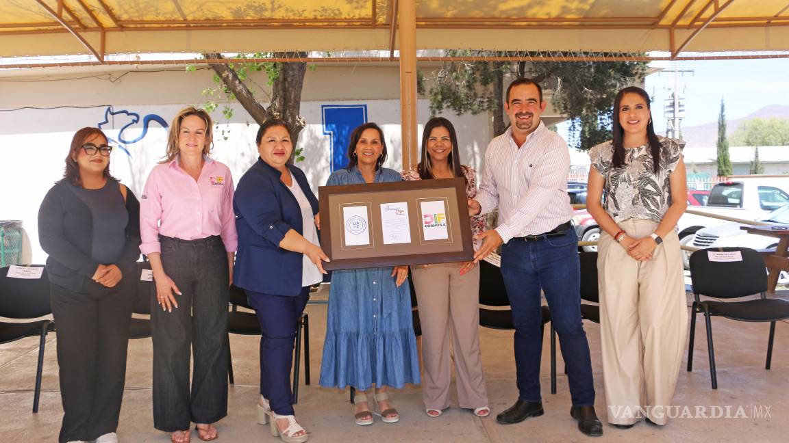 $!Liliana Salinas Valdés, presidenta honoraria del DIF Coahuila, recibe reconocimiento por su compromiso con la inclusión social y educativa.