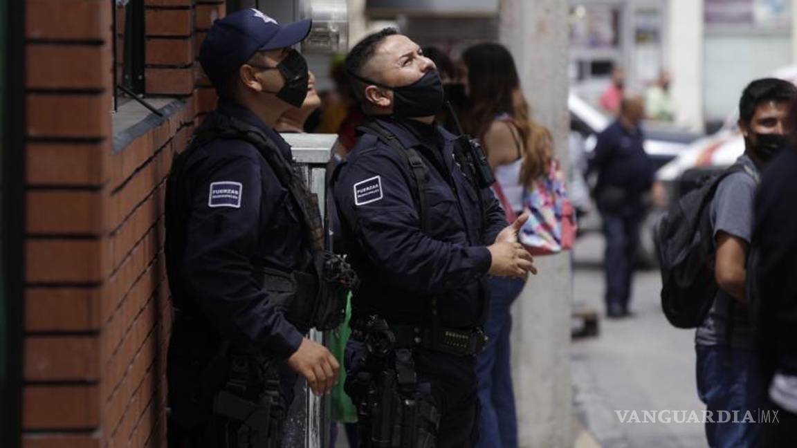 $!Una llamada alertó al Sistema de Emergencias por un intento de suicidio. Elementos de Bomberos, Policía Municipal y la UNIF se presentaron en el Hotel San Jorge.