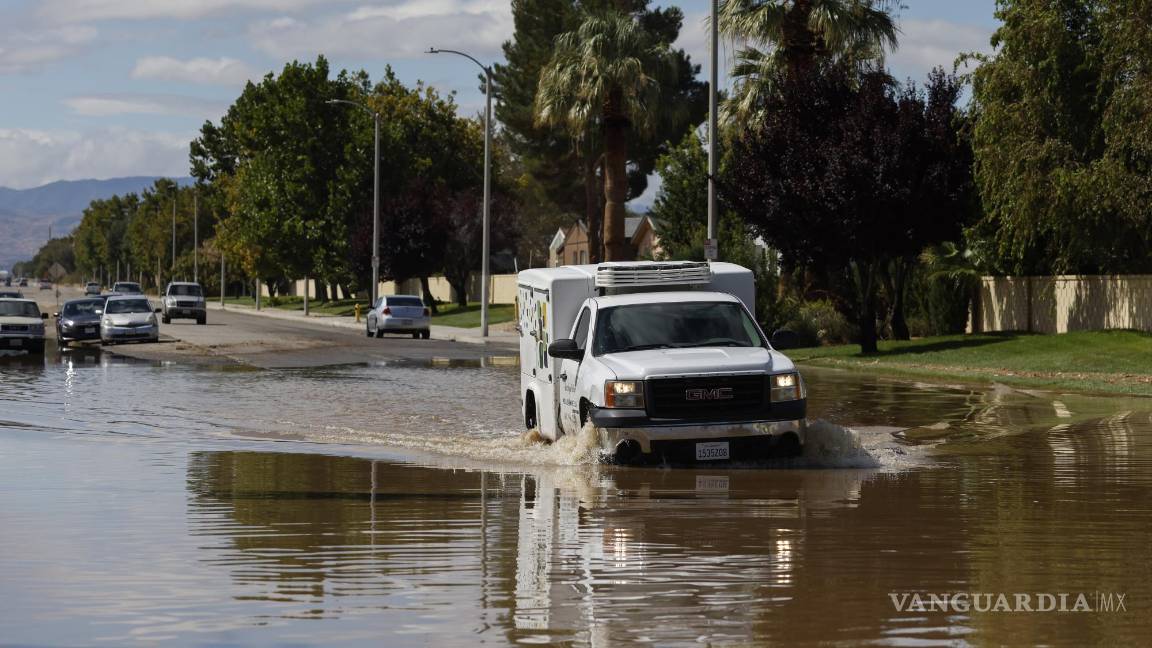 $!En Los Ángeles y otras ciudades el común denominador eran los vehículos entre el agua.