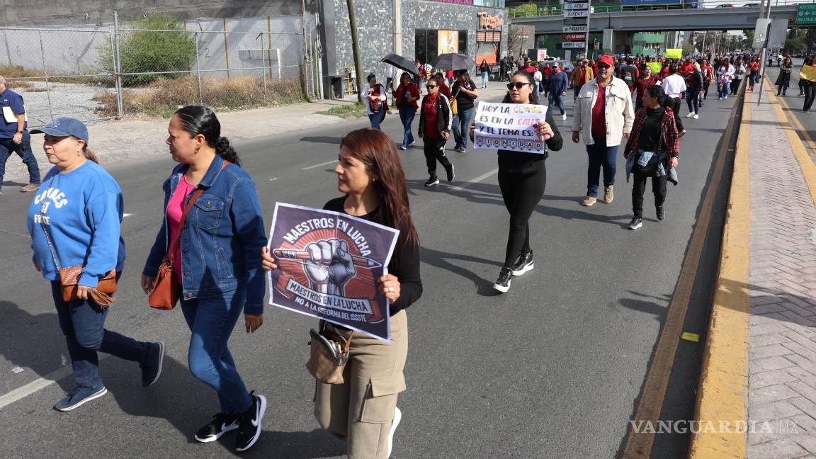 Se manifiestan docentes contra reforma al ISSSTE en Saltillo