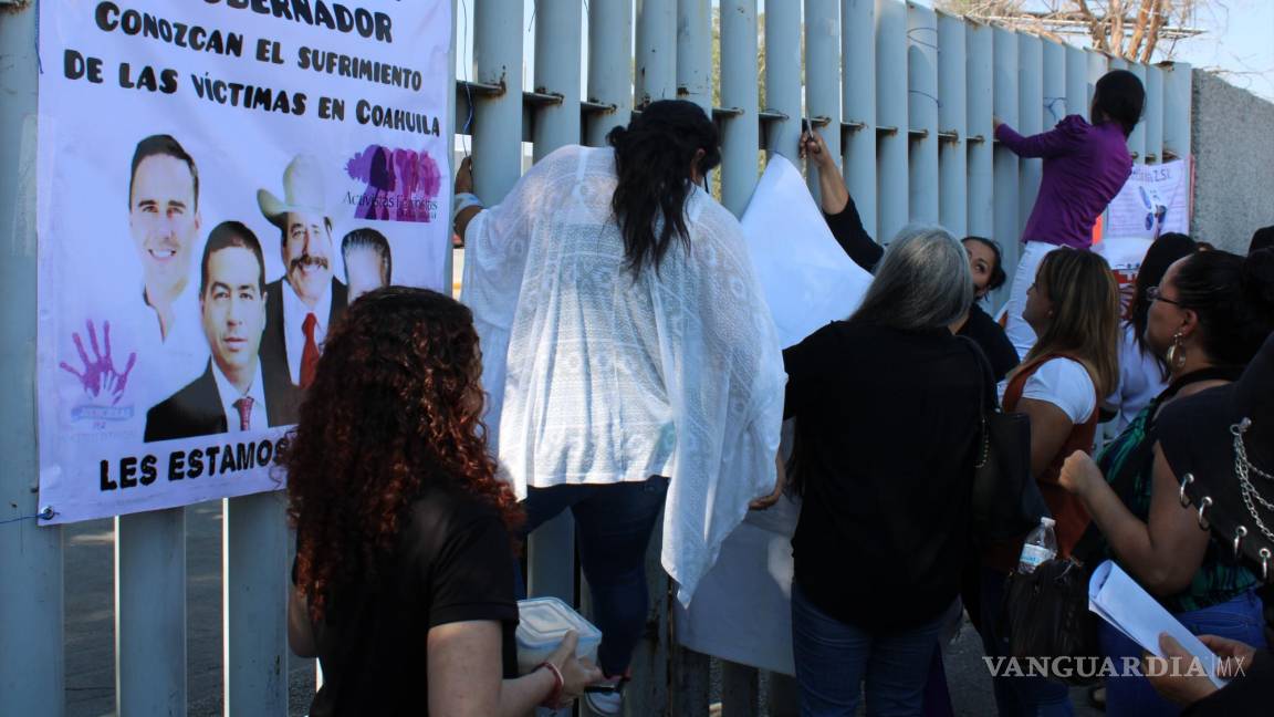 Víctimas bloquean acceso a Edificio Coahuila en Torreón
