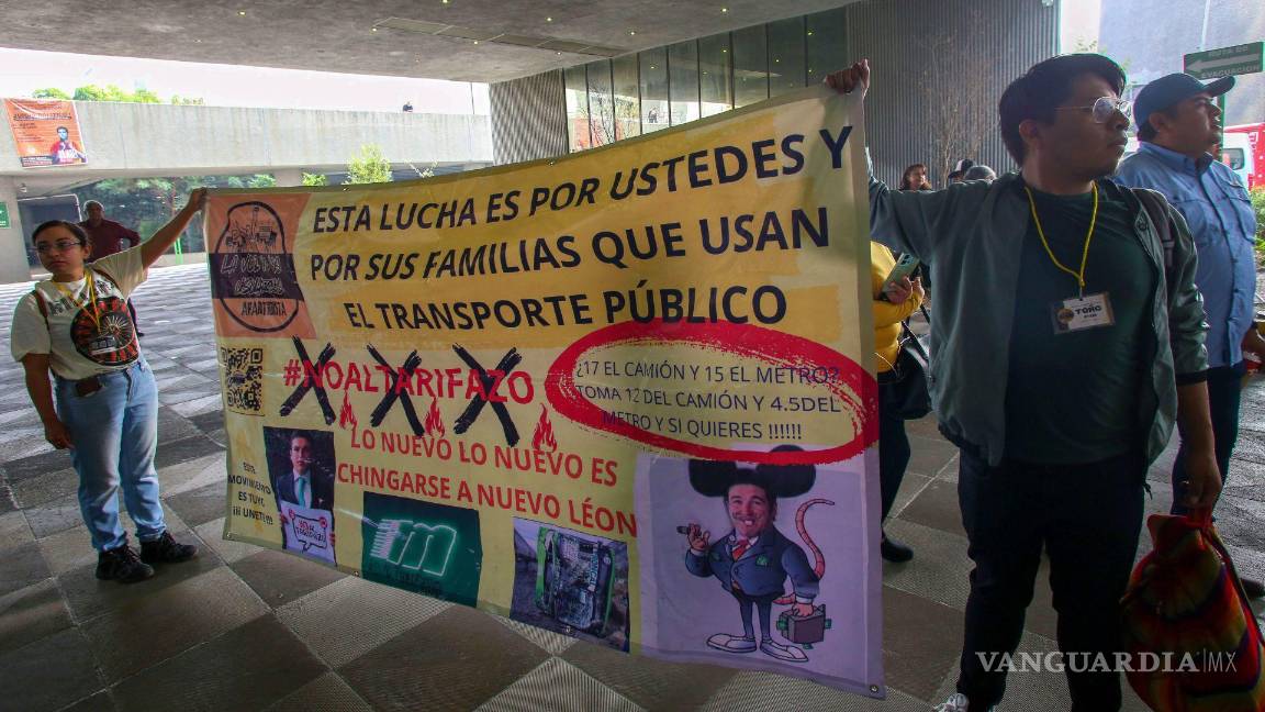 Protesta de estudiantes en la UANL contra el tarifazo de Samuel Garcia en Monterrey, NL