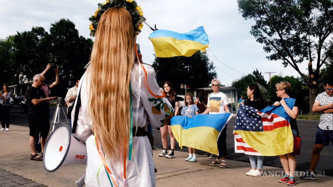 $!Los manifestantes que ondean las banderas de Ucrania y los Estados Unidos frente a la embajada rusa en Washington.