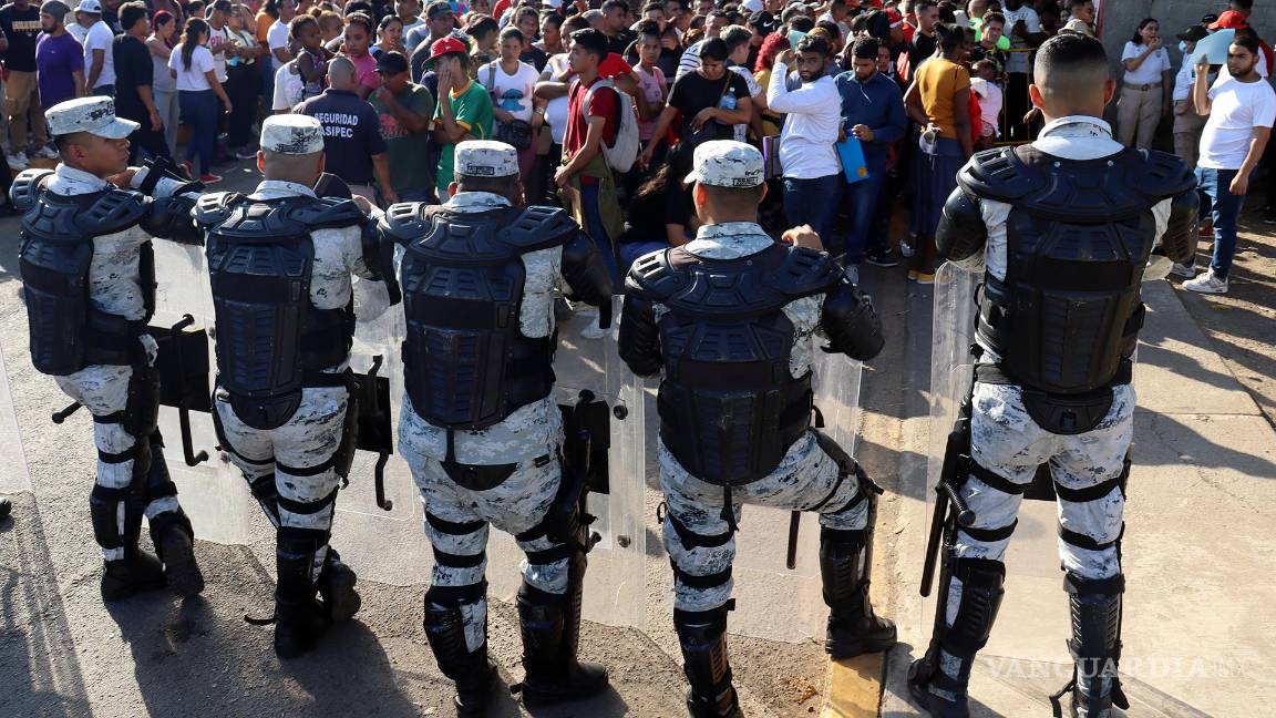 $!Personal de la Guardia Nacional (GN) bloquea el avance de migrantes a las oficinas de migración en el municipio de Tapachula en Chiapas.