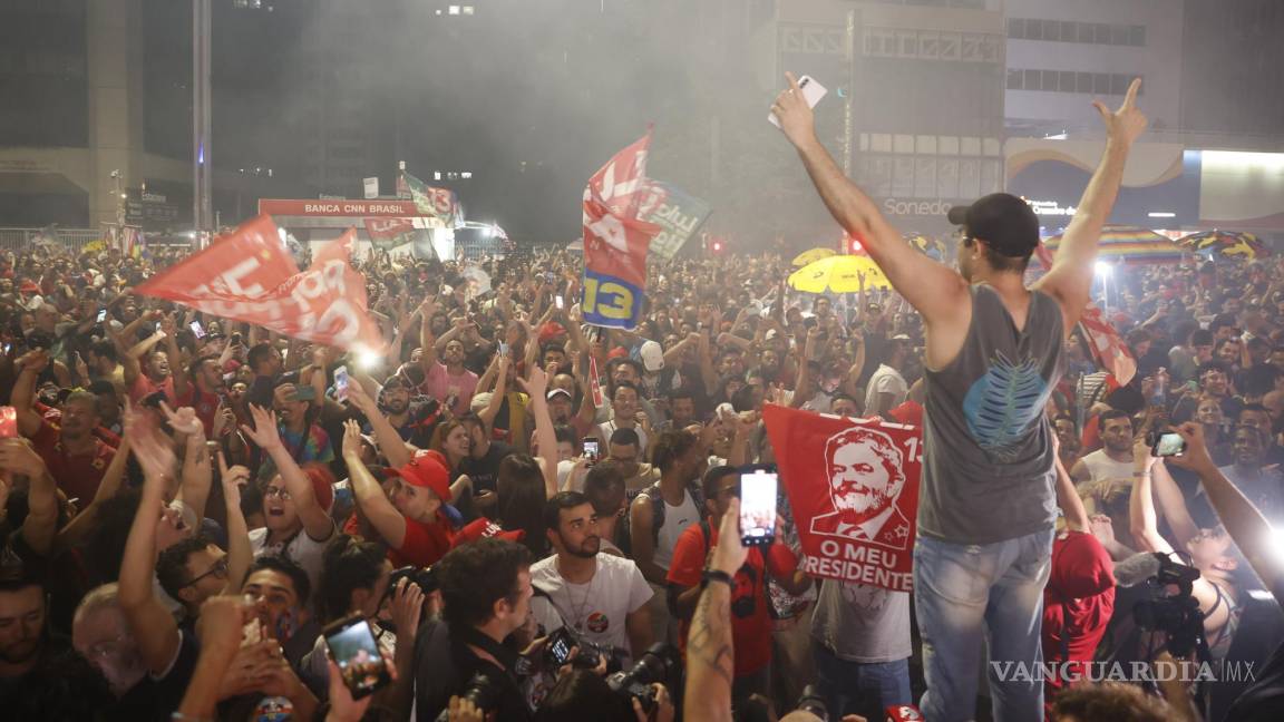 $!Simpatizantes de Luiz Inácio Lula da Silva celebran mientras se realiza el conteo inicial de la segunda ronda de las elecciones presidenciales.