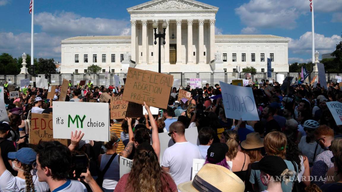 $!Decenas de mujeres participan, en una manifestación contra el fallo que prohíbe el aborto, frente al Tribunal Supremo en Washington.