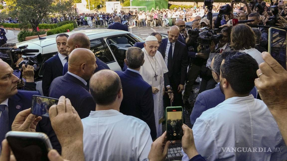 $!El Sumo Pontífice se mostró de buen humor, inclusive bromeó diciendo “sigo vivo”.