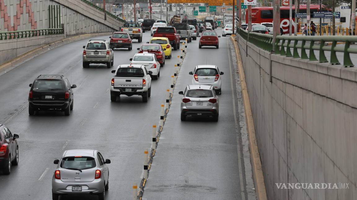 $!La colocación de señalamientos evitará que automovilistas intenten invadir los carriles centrales.