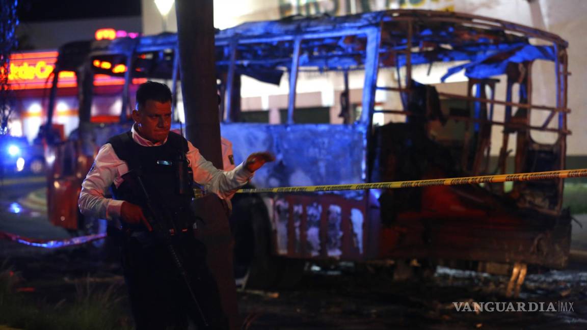 Noche violenta en Jalisco y Guanajuato; delincuentes queman vehículos y comercios