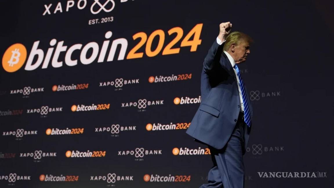 $!El candidato presidencial republicano Donald Trump se retira después de hablar en la conferencia Bitcoin 2024, el sábado 27 de julio de 2024, en Nashville, Tennessee.