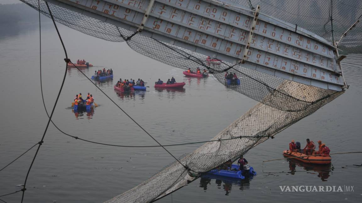 Equipos de rescate buscan a desaparecidos tras el derrumbe de un puente en la India