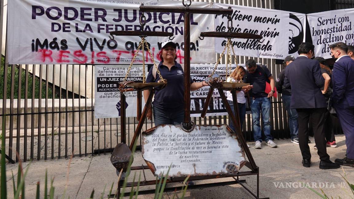 $!Trabajadores del PJF colocaron el monumento de una balanza frente a la sede del Senado de la República a manera de protesta contra la Reforma al Poder Judicial.