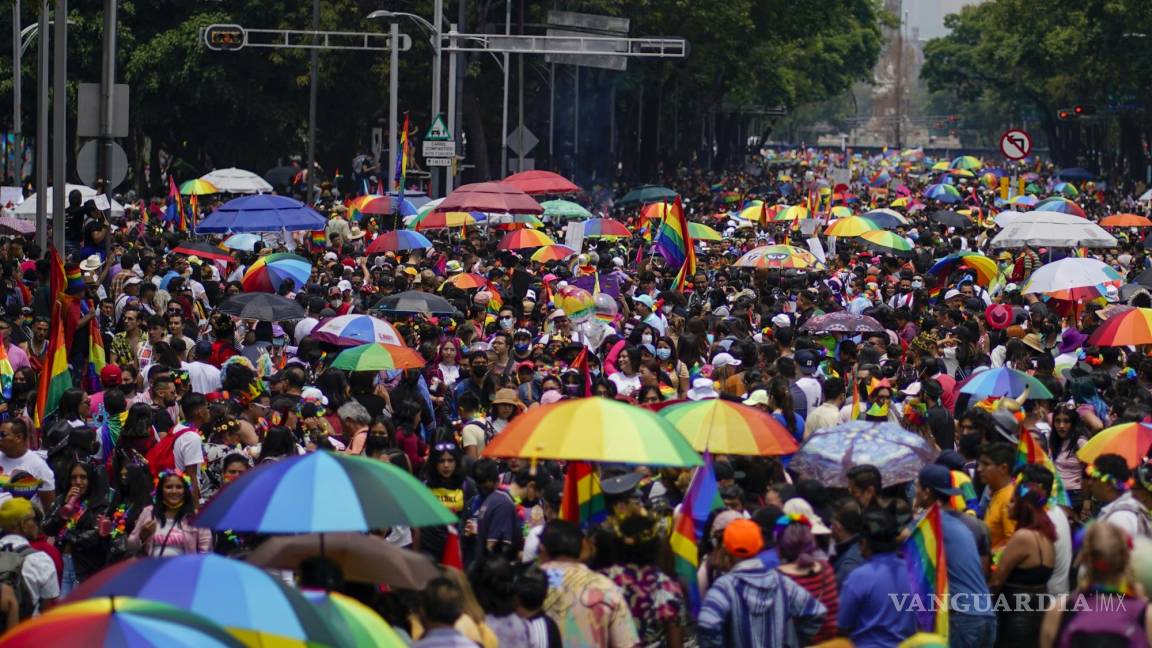 $!Los participantes desfilan durante la Marcha del Orgullo Gay anual en la Ciudad de México.
