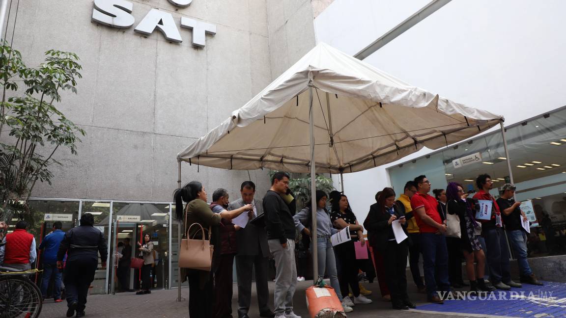 $!CIUDAD DE MÉXICO, 20ENERO2025.- Algunas personas esperan su turno para ingresar a realizar sus trámites en las oficinas del SAT. FOTO: DANIEL AUGUSTO/ CUARTOSCURO.COM