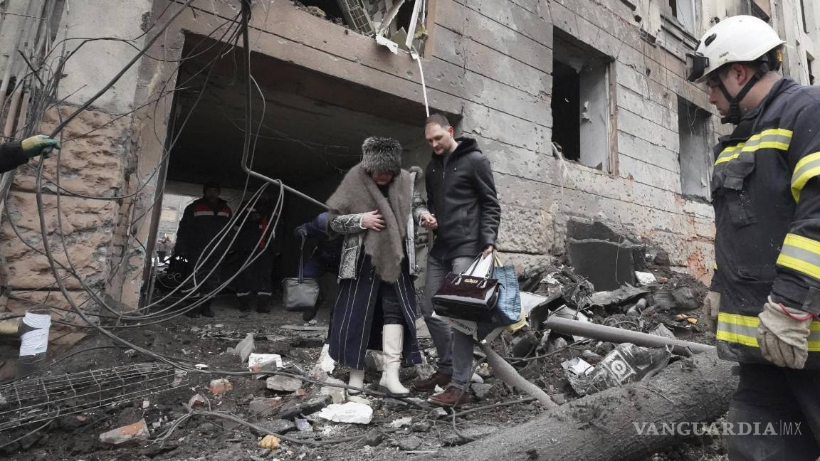 Ucrania, en medio de una crisis interna, espera una gran ofensiva rusa este mes