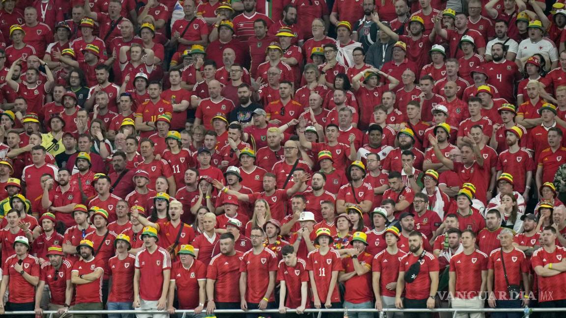 Impiden a aficionados galeses usar gorros con arcoíris durante el Mundial de Qatar 2022